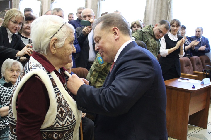 На отчетном заседании Совета Новошешминского района труженикам тыла района были вручены юбилейные медали “80 лет Победы в Великой Отечственной войне”